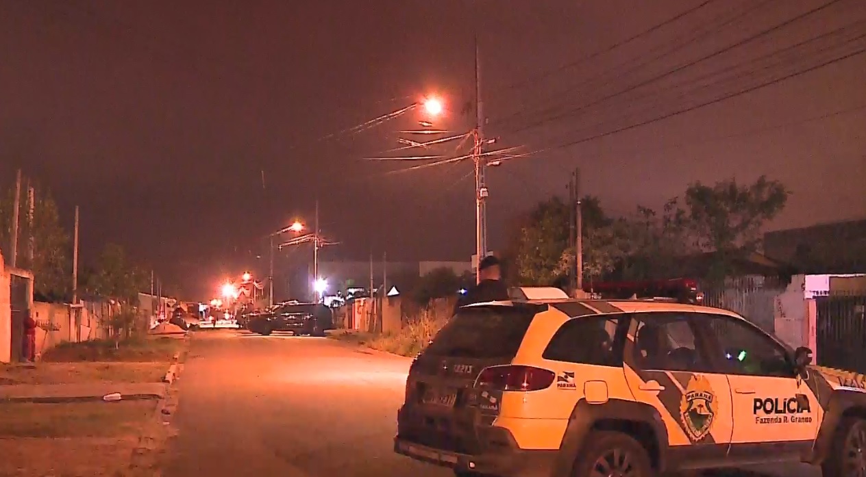  O suspeito estava armado e ameaçava matar a mulher por não aceitar o fim do relacionamento (Foto: Paulo Fischer/RICTV Curitiba) 