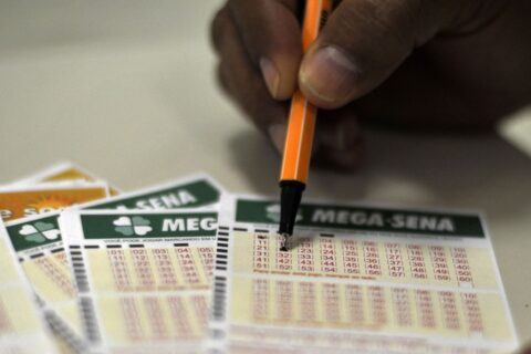  Sem ganhador, Mega-Sena acumula e prêmio chega a R$ 63 milhões. (Foto: Marcello Casal Jr , da Agência Brasil) 