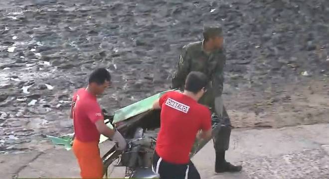 Motor do avião que transportava o cantor Gabriel Diniz é encontrado pela polícia. (Foto: reprodução Record TV)