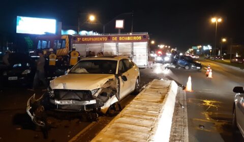  O motorista da BMW atingiu três veículos que estavam parados no sinaleiro da BR-376 (Foto: Divulgação/PRF) 