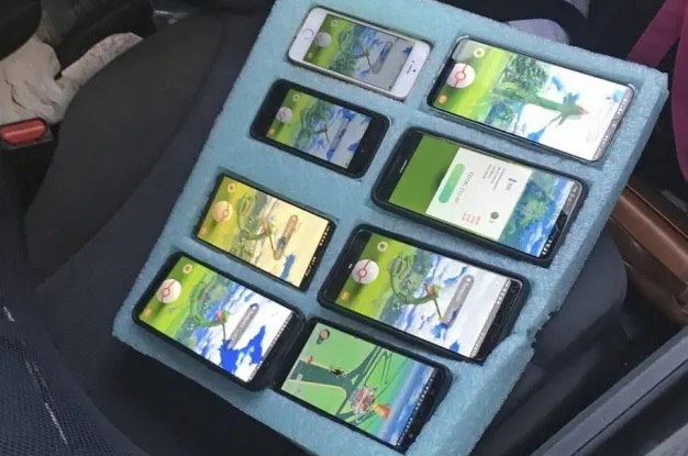  motorista-jogando-pokemon-go-oito-celulares 