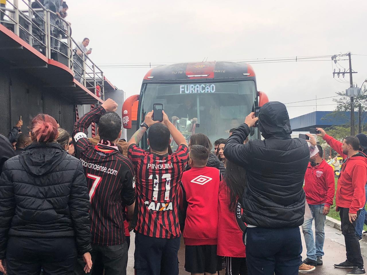 onibus athletico aeroporto copa do brasil