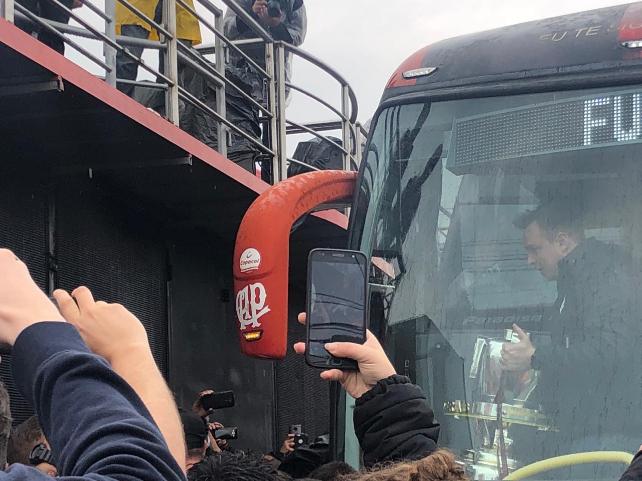 onibus athletico aeroporto taça copa do brasil