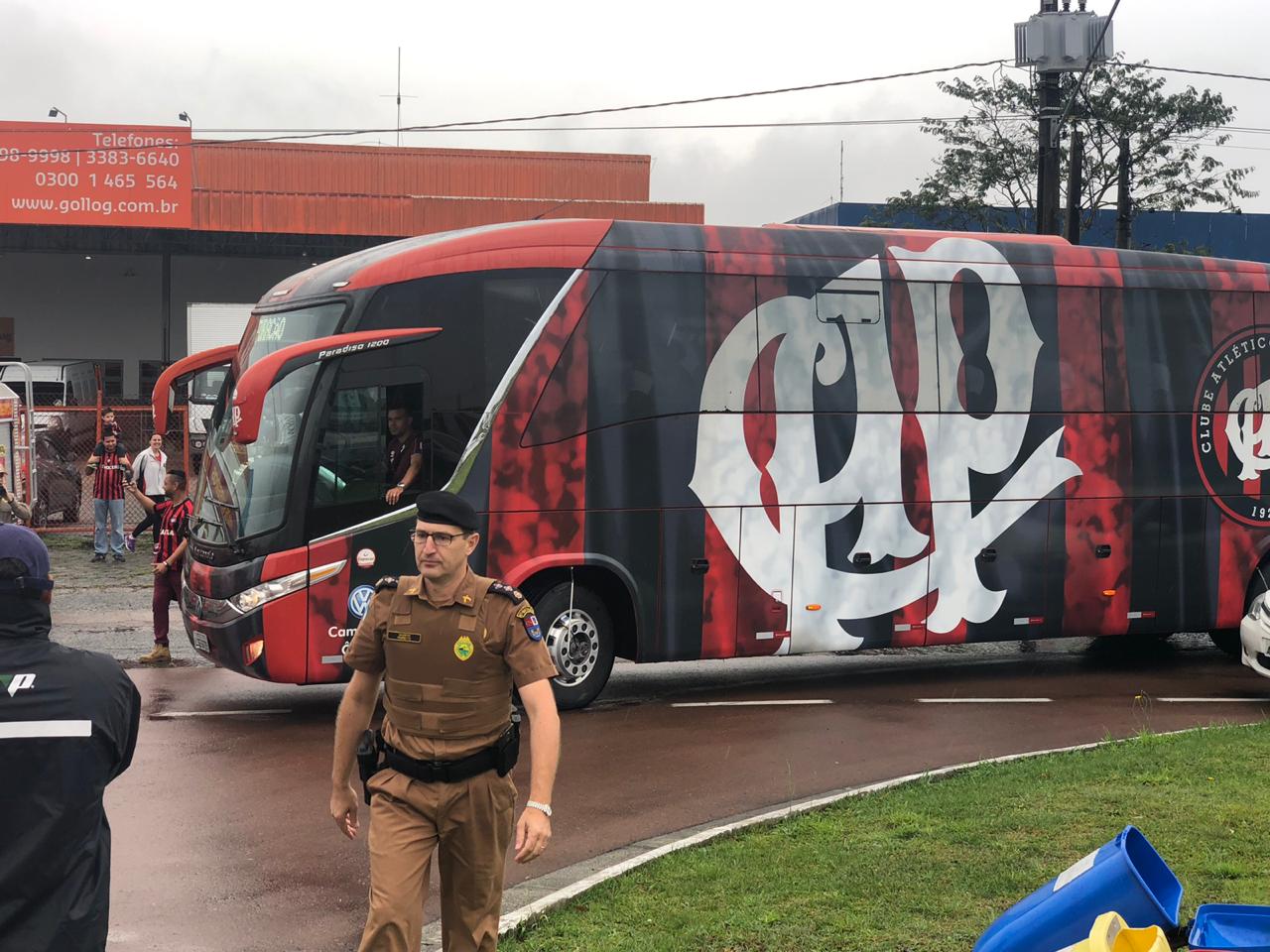 onibus athletico aeroporto torcida copa do brasil