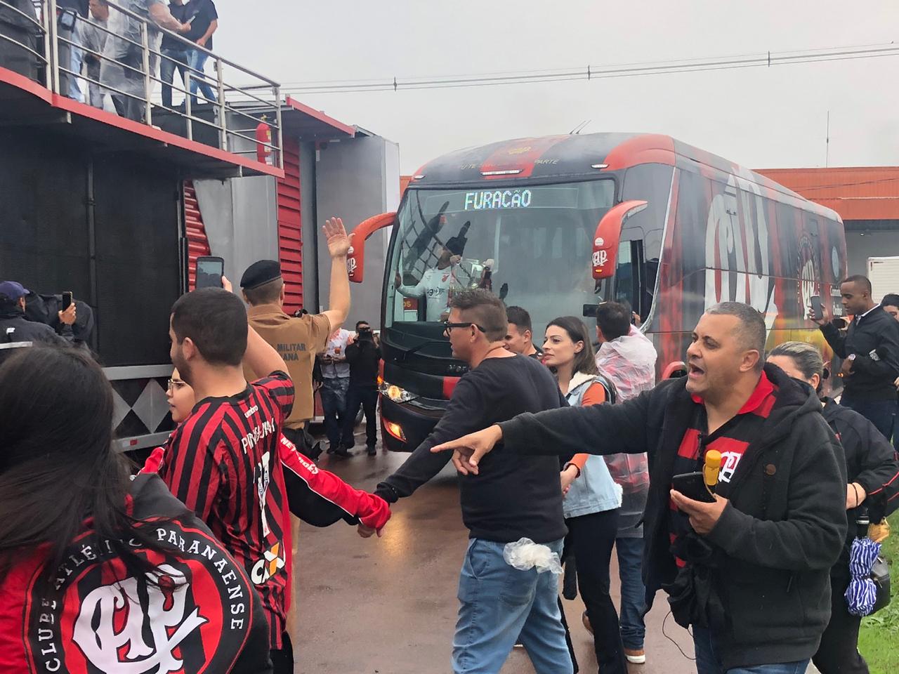 onibus athletico aeroporto torcida