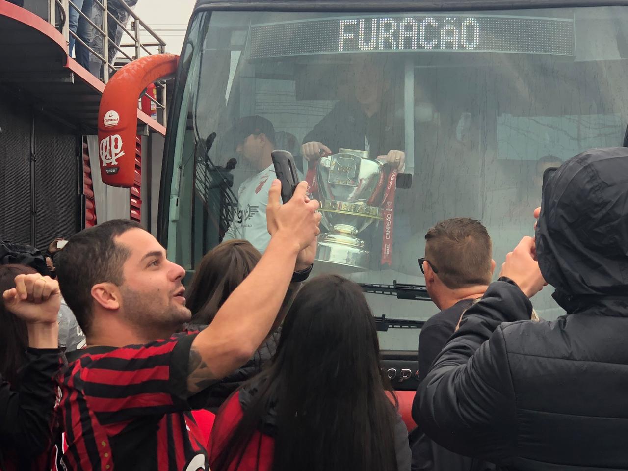 onibus athletico copa do brasil aeroporto