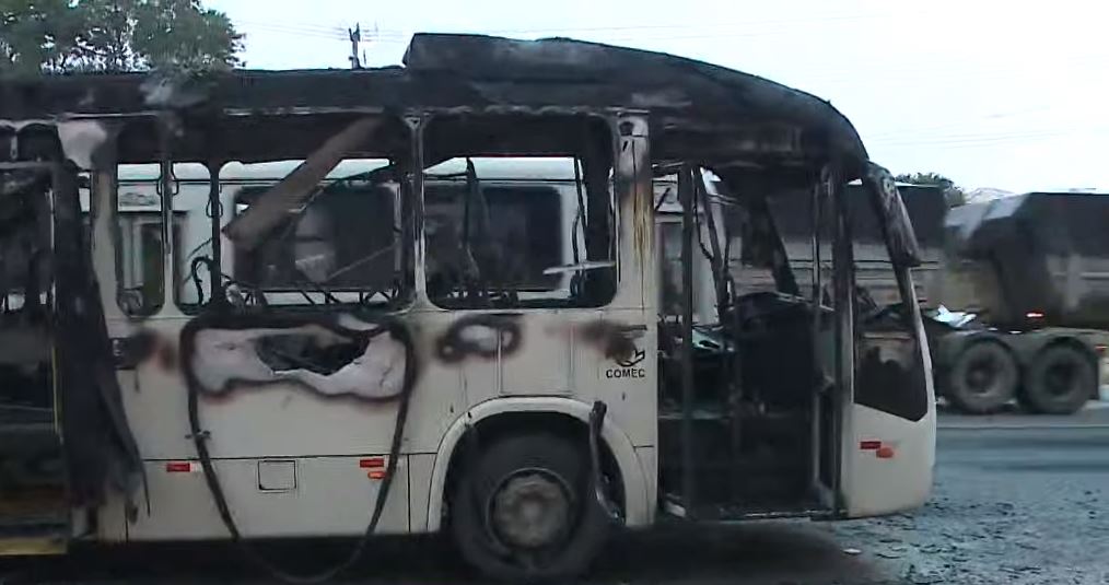  Ônibus pega fogo Rodovia dos Minérios 