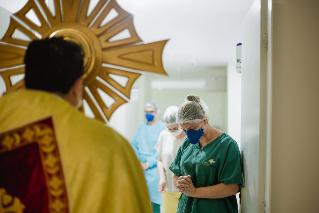  Padre visita UTI de coronavírus 