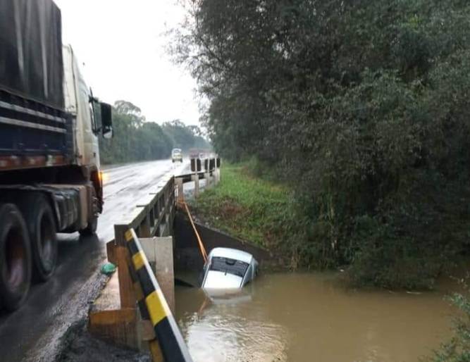  O acidente ocorreu em cima da ponte do Rio Vargem Grande em Paula Freitas. 