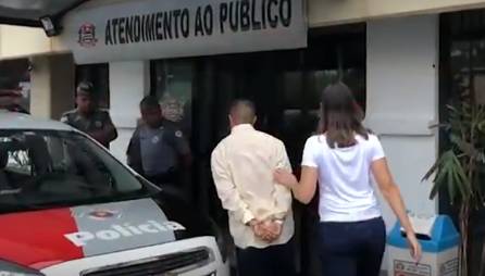  Homem suspeito de pedofilia é preso na cerimônia de casamento. (Foto: reprodução RECORD TV) 