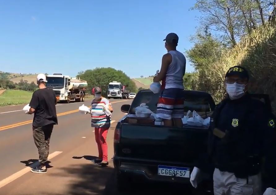  policiais distribuem marmitas 