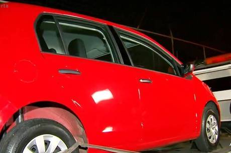  Carro utilizado por suspeito após crime contra ator Rafael Miguel e pais é localizado (FOTO: REPRODUÇÃO/ RECORD TV) 