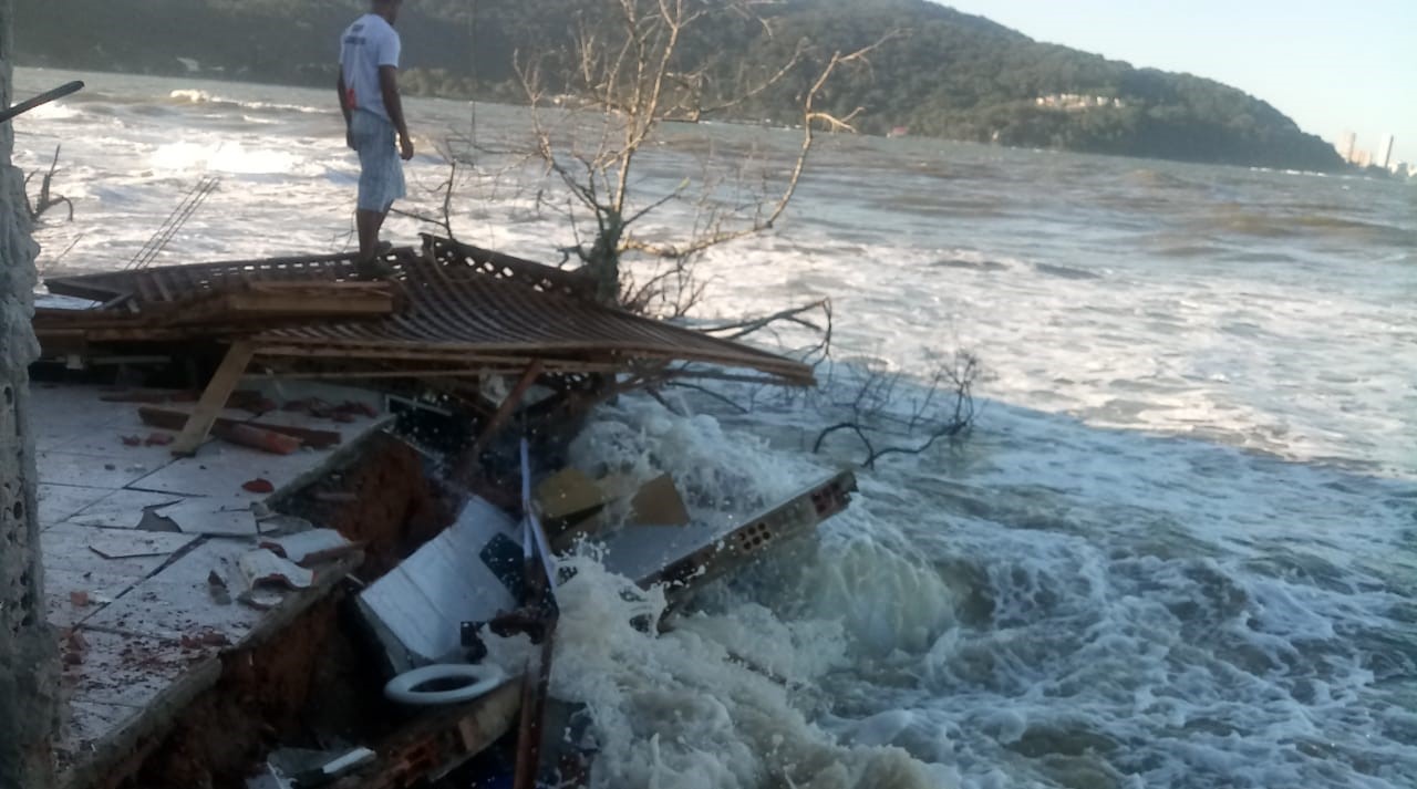  Ressaca destrói pousada em Guaratuba (FOTO: COLABORAÇÃO/ JOELDIR ALBUQUERQUE) 