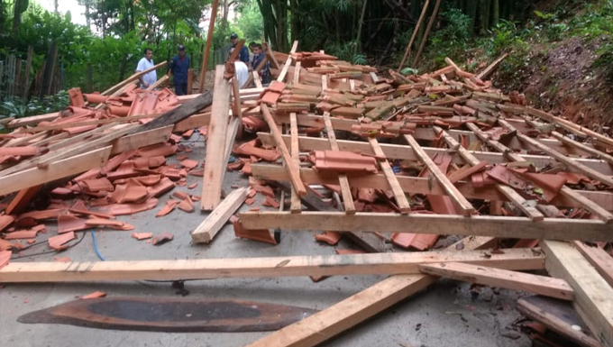  Homem morre após telhado desabar em obra. (Foto: Corpo de Bombeiros de SC) 