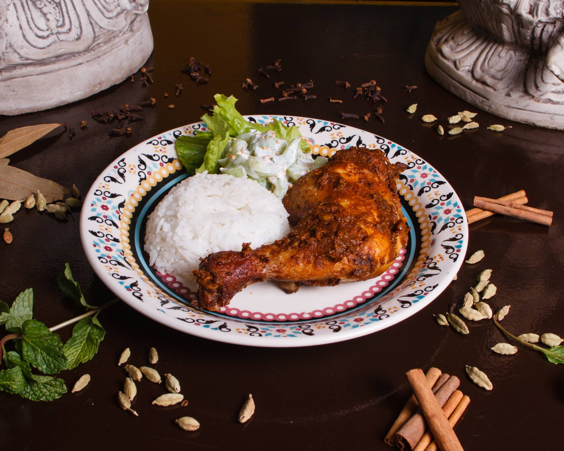 Frango frito com arroz e salada de pepino (Foto: divulgação)