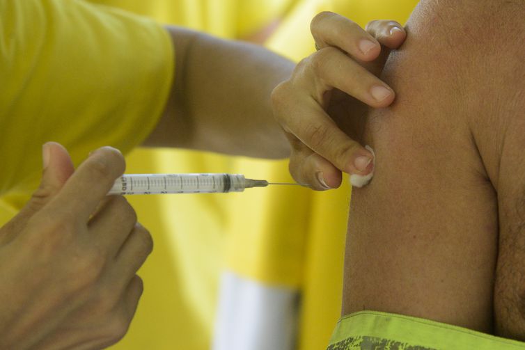  Vacina contra a gripe: todos podem se vacinar a partir desta segunda-feira (3). (Foto:Tomaz Silva/Agência Brasil) 