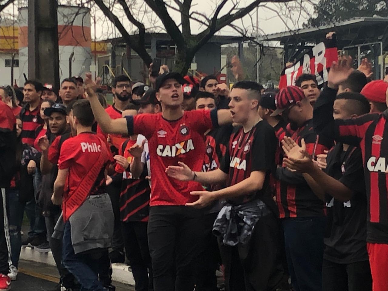 torcedores aeroporto athletico copa do brasil