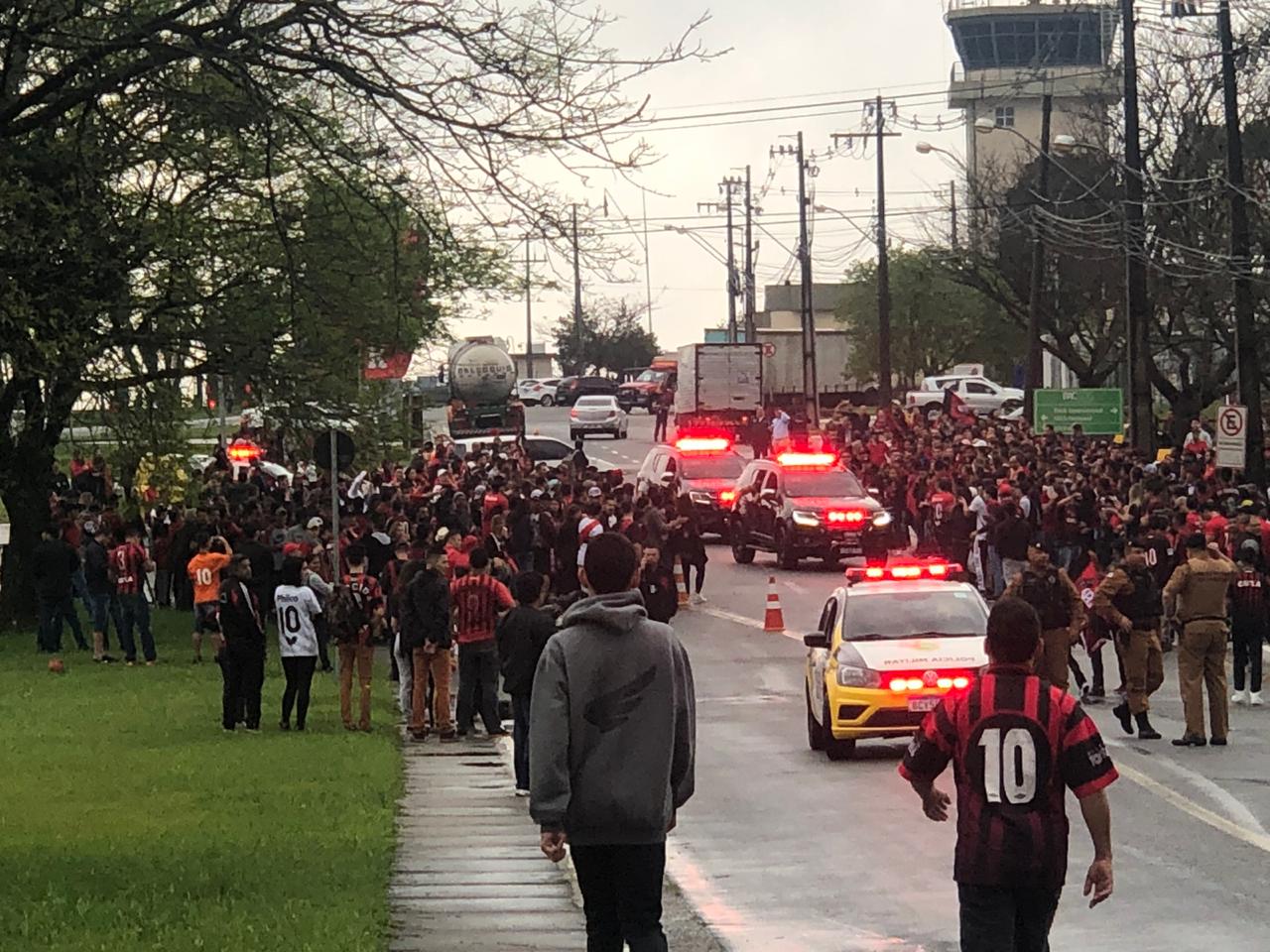 torcedores athletico aeroporto copa do brasil