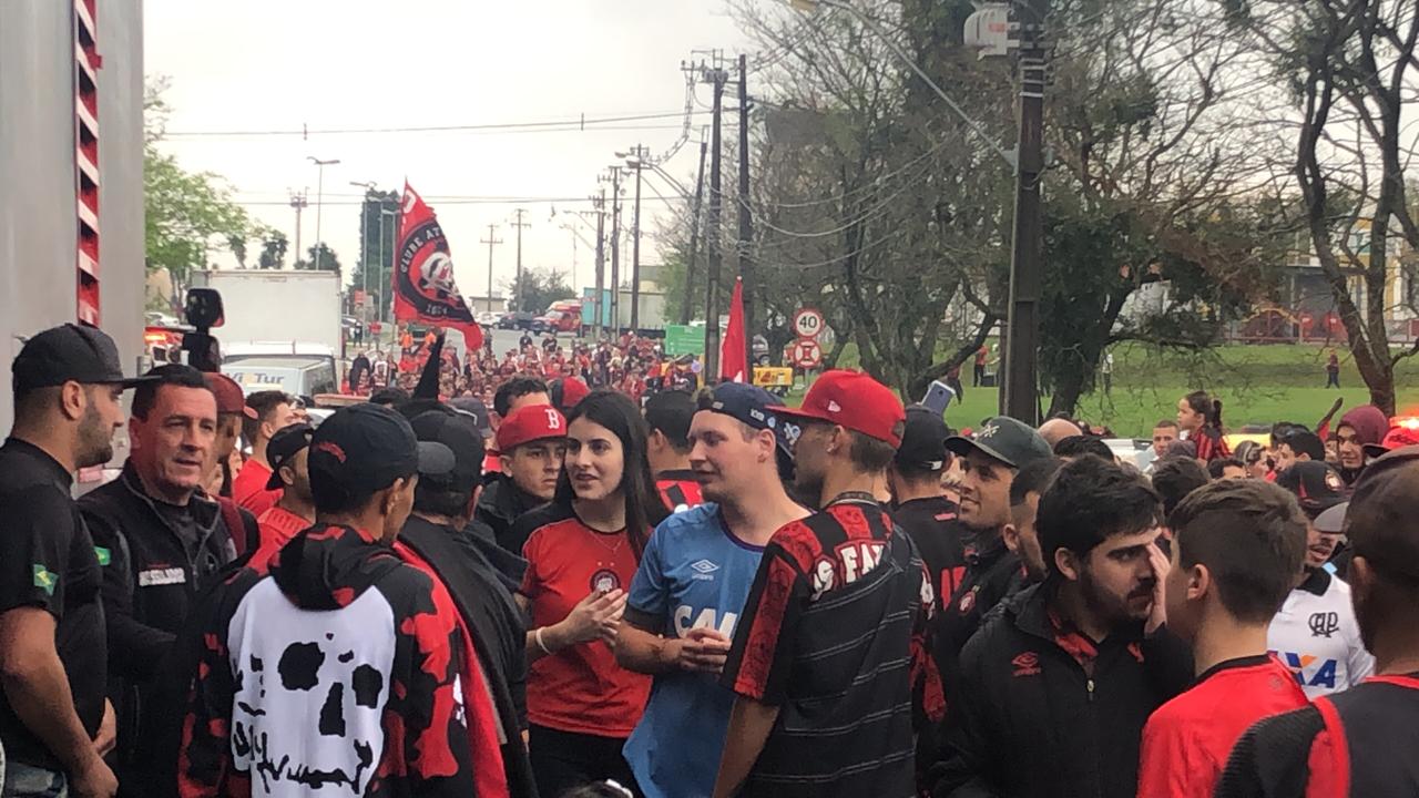 torcedores athletico copa do brasil aeroporto