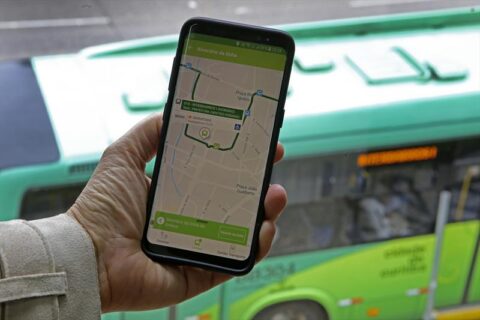  Informações dos ônibus no aplicativo Curitiba 156. 