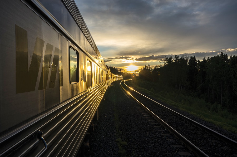  Passageiro cai no vão entre trem e plataforma e câmera registra tudo. (Foto: reprodução montagem R7) 