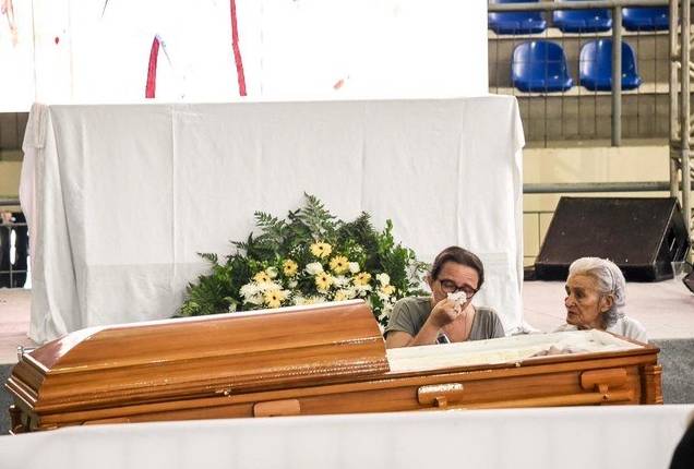 Desde às 4h, apenas familiares e amigos mais próximos participam da despedida. (Foto: Steven Ellison/Brazil News)