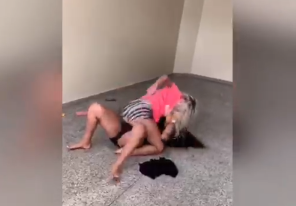  mulheres saindo no tapa em motel 