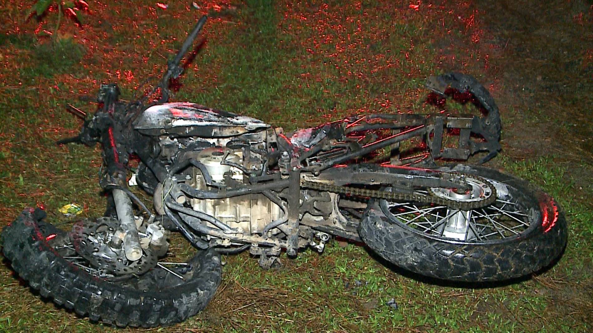  O jovem morreu carbonizado após bater a motocicleta contra um poste de luz (Foto: Paulo Fischer/RICTV Curitiba) 