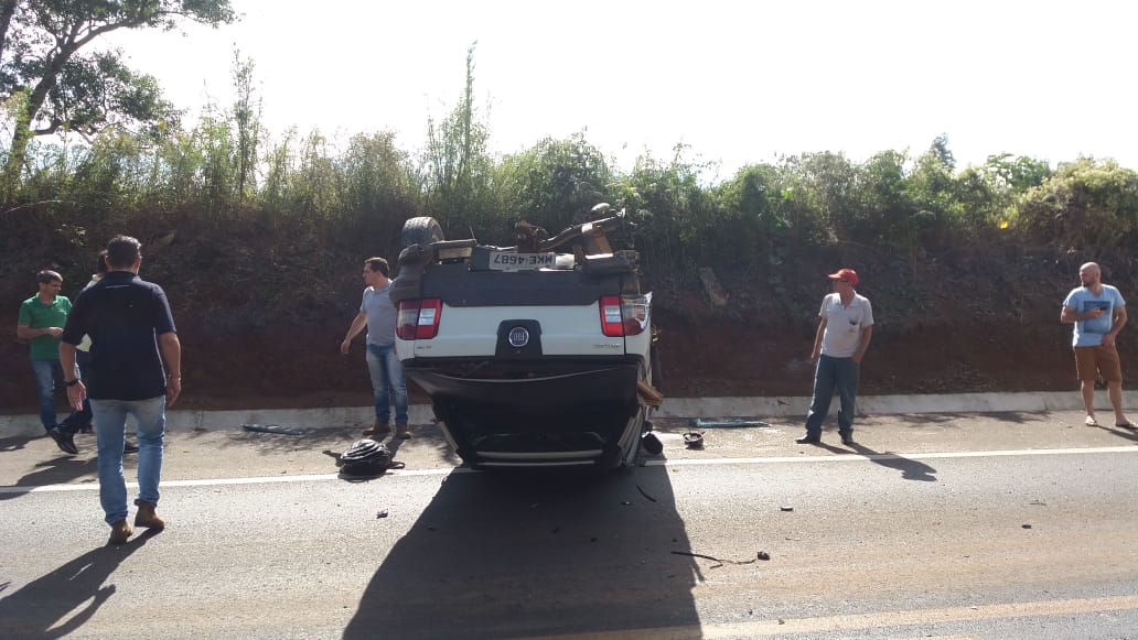 Acidente na BR-282 segue com pista interditada (Foto: PRF/SC)