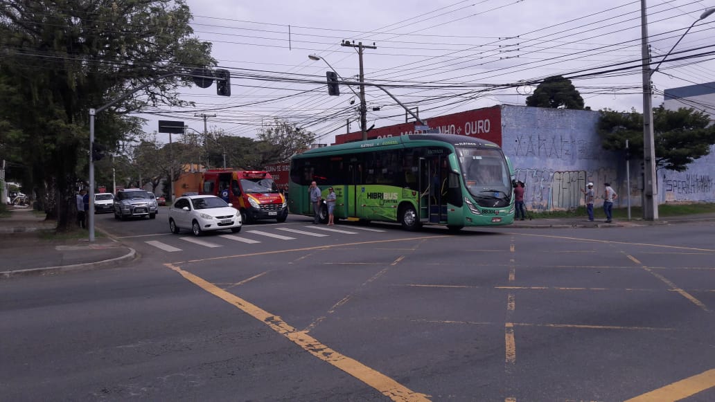 Acidente aconteceu na rua Francisco Nunes, esquina com a Chile (Foto: Lúcio André, da RIC TV | RECORD TV)