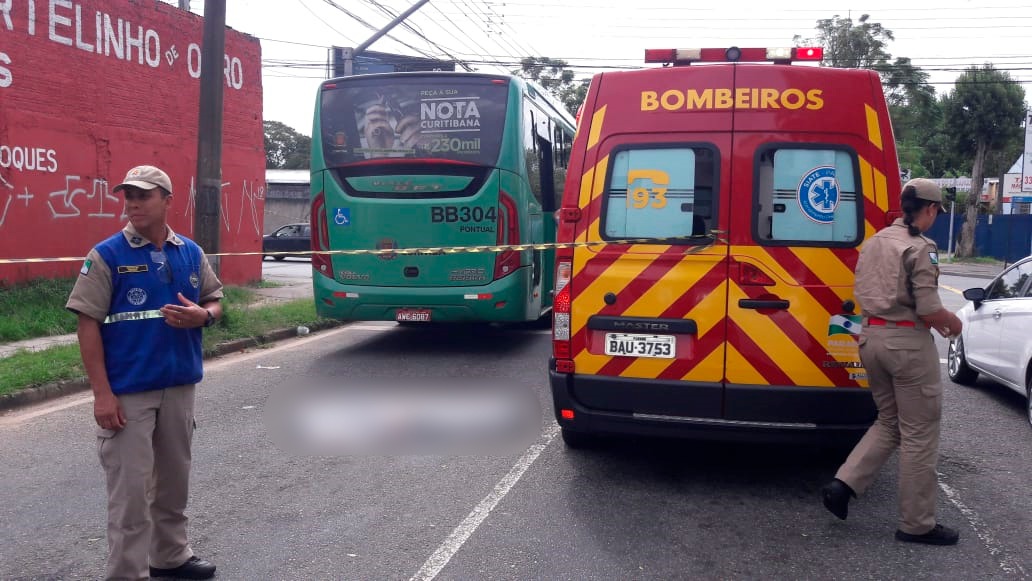  Homem morre atropelado por ônibus em Curitiba (Foto: Lúcio André, da RIC TV 