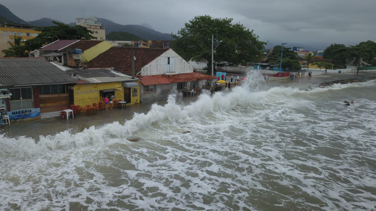 Algumas pessoas aproveitaram para entrar no mar agitado. (Foto: colaboração/Almir Alves)