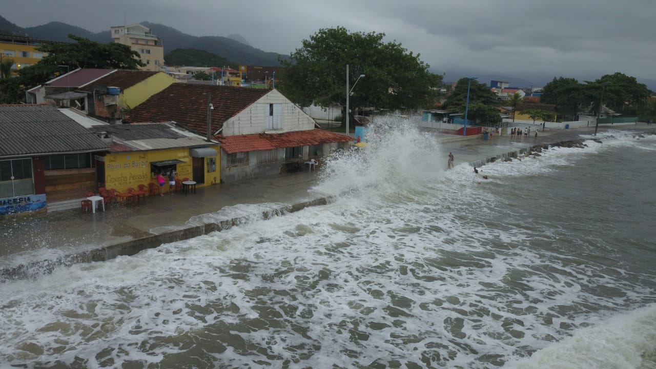 Ondas gigantes invadiram calçadas (Foto: colaboração/Almir Alves)