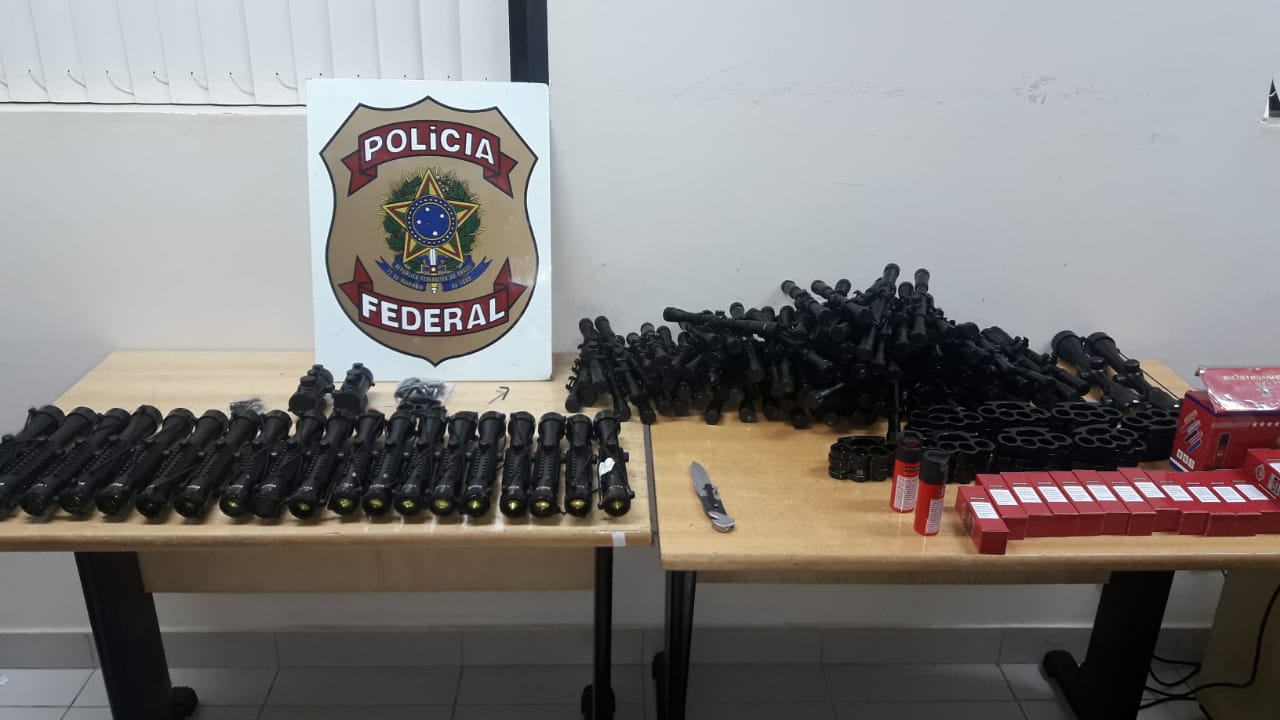  Acessórios de arma de fogo de uso restrito são apreendidos pela PF (Foto: PF/divulgação) 