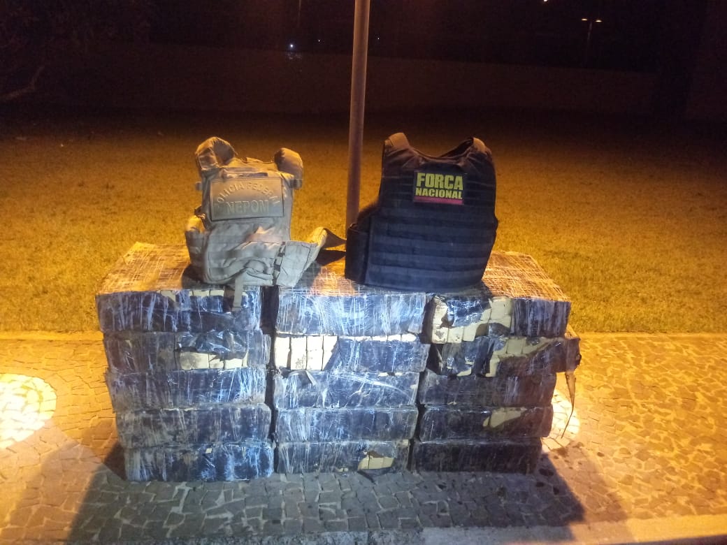 A equipe encontrou 15 volumes de maconha prensada, que somaram 308,2 kg da droga. (Foto: Polícia Federal/divulgação)