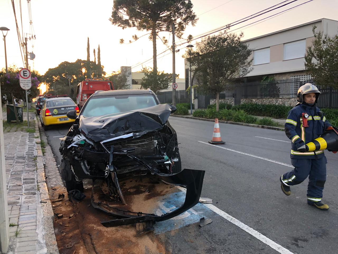  Acidente no Batel: jovem é ejetado de veículo. (Foto: Tais Santana, da RIC TV 