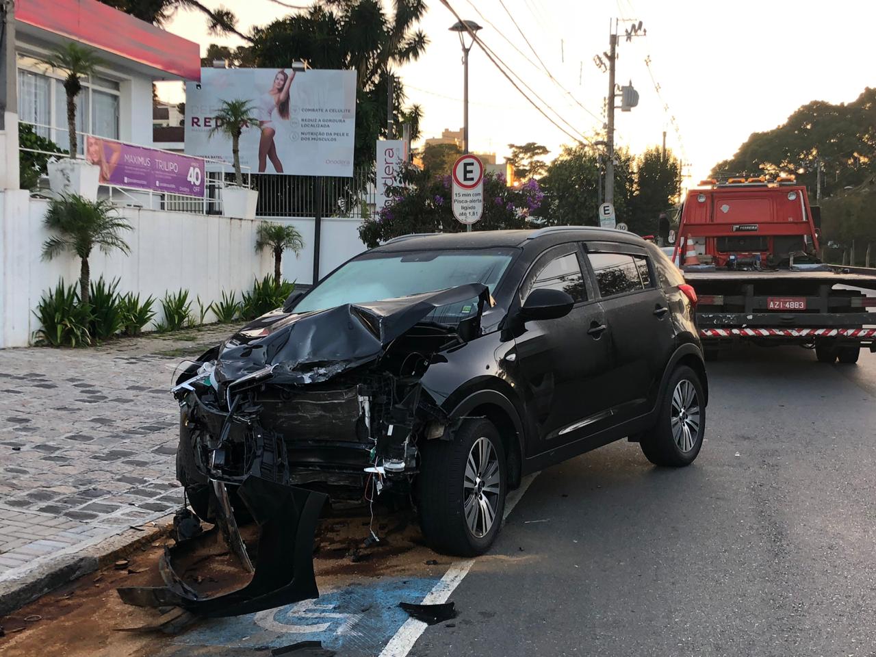 No local foi constatado que o indivíduo que conduzia o outro automóvel estava altamente embriagado. (Foto: Tais Santana, da RIC TV | RECORD TV)