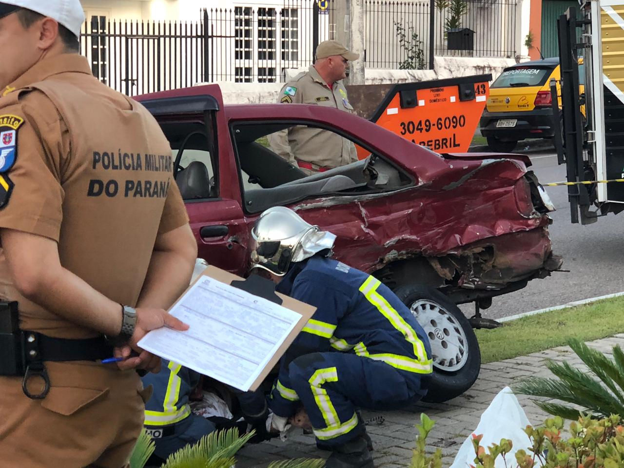 O acidente aconteceu no Batel, na esquina da rua Desembargador Costa Carvalho com a avenida Vicente Machado. (Foto: Tais Santana, da RIC TV | RECORD TV)