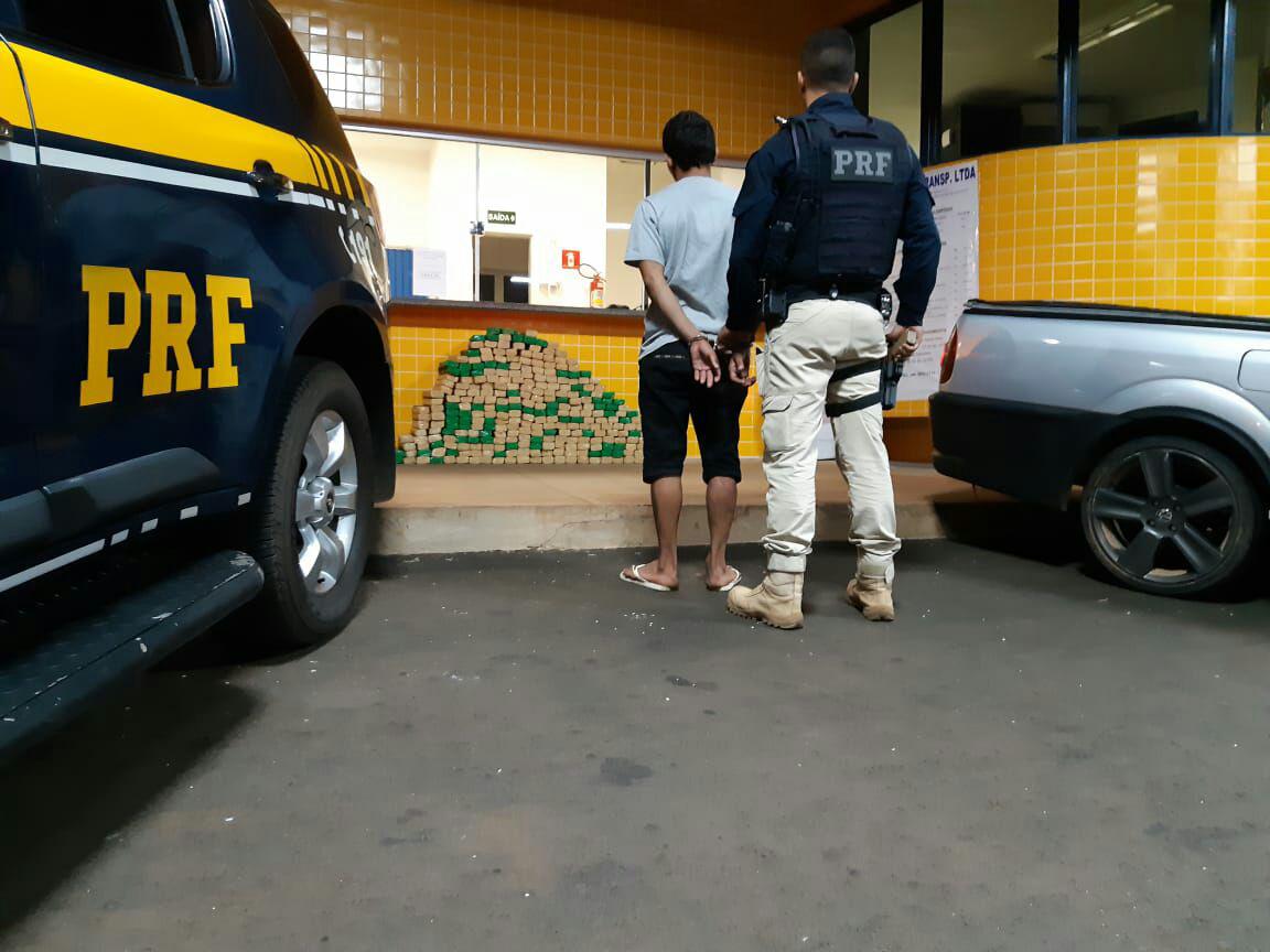  Homem com 205 quilos de maconha foi preso em Terra Roxa. (Foto: PRF) 