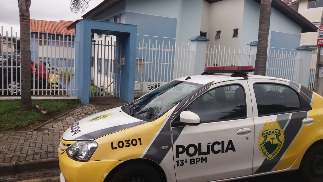  Mulher é morta a facadas em apartamento no Capão Raso. (Foto: Tiago Silva, da RIC TV 