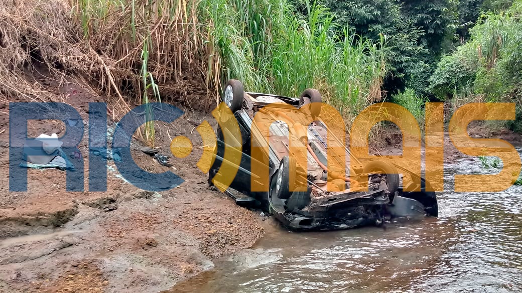 O veículo ficou completamente destruído (Foto: Marcelo de Lima, da RIC TV | RECORD TV)