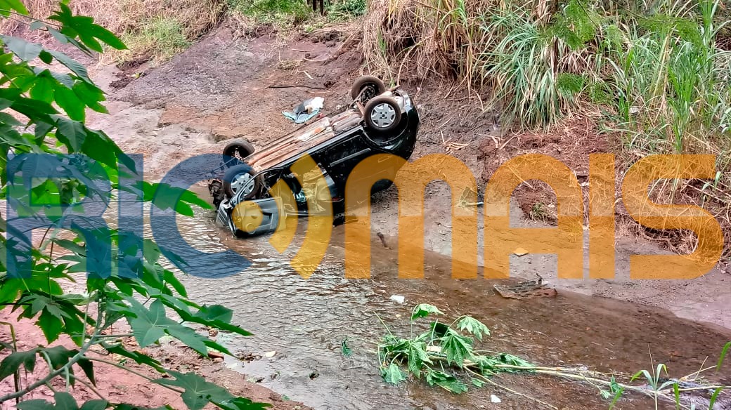  Motorista perde controle do carro e cai dentro de córrego, em Maringá. (Foto: Marcelo de Lima, da RIC TV 