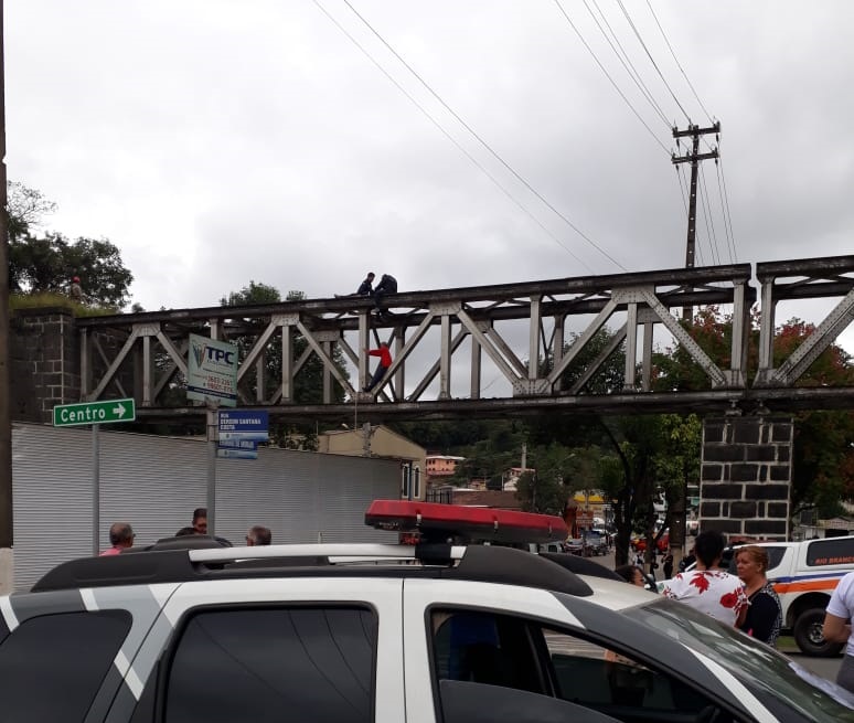  Adolescente é impedida de pular da ponte férrea em Rio Branco do Sul. (Foto: Polícia Civil) 