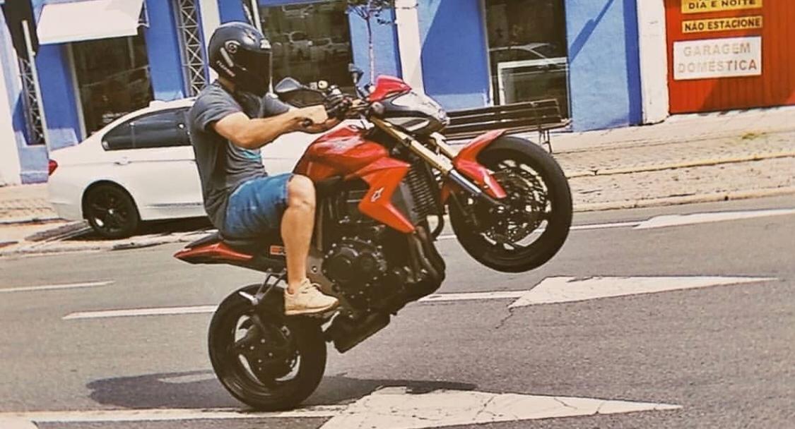  Jovem morre em acidente ao empinar moto em alta velocidade. (Foto: reprodução das redes sociais) 