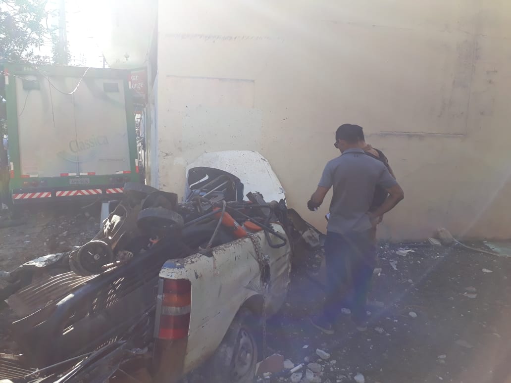 Ford Courier ficou completamente destruído. (Foto: Olho Vivo Pato Branco/Pato Branco Alerta).