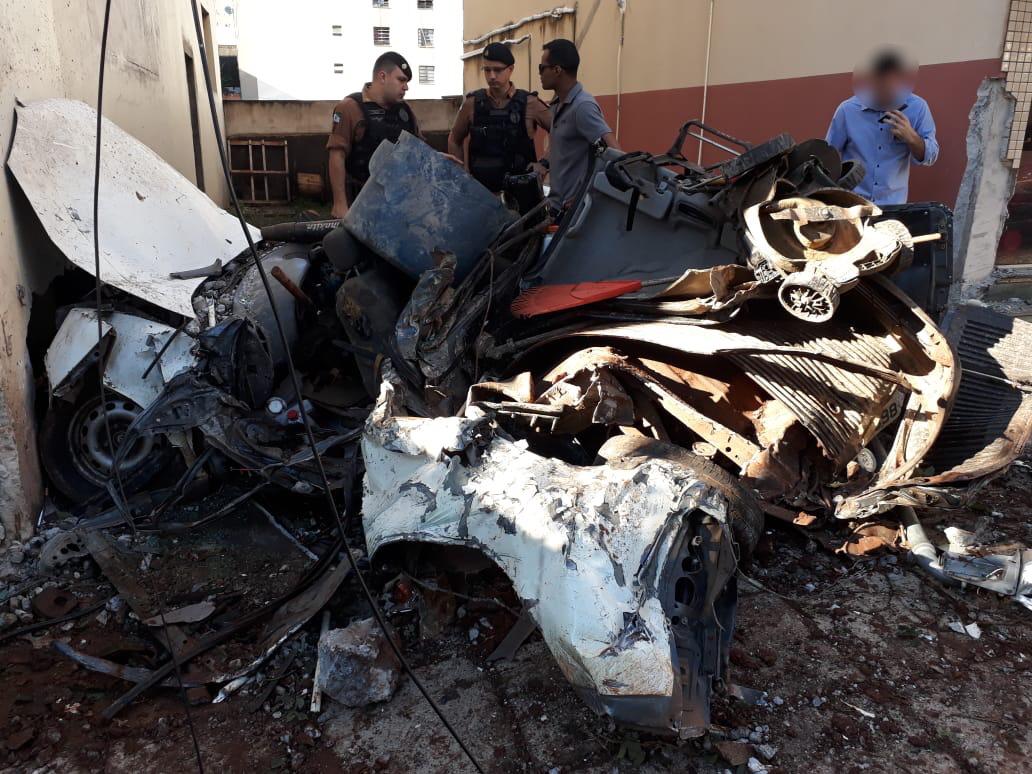  Caminhão desgovernado causa grave acidente no centro de Pato Branco. (Foto: Olho Vivo Pato Branco/Pato Branco Alerta). 