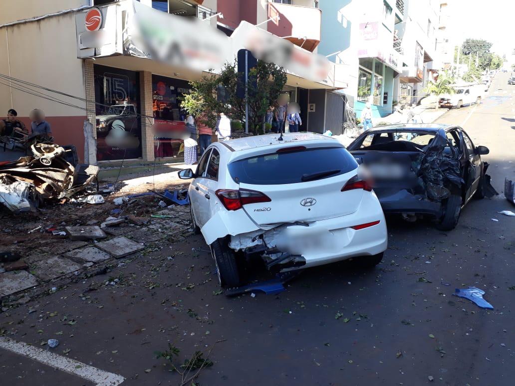 Três carros foram atingidos: um Ford Fiesta, um Honda HB20 e um Ford Courier. (Foto: Olho Vivo Pato Branco/Pato Branco Alerta).