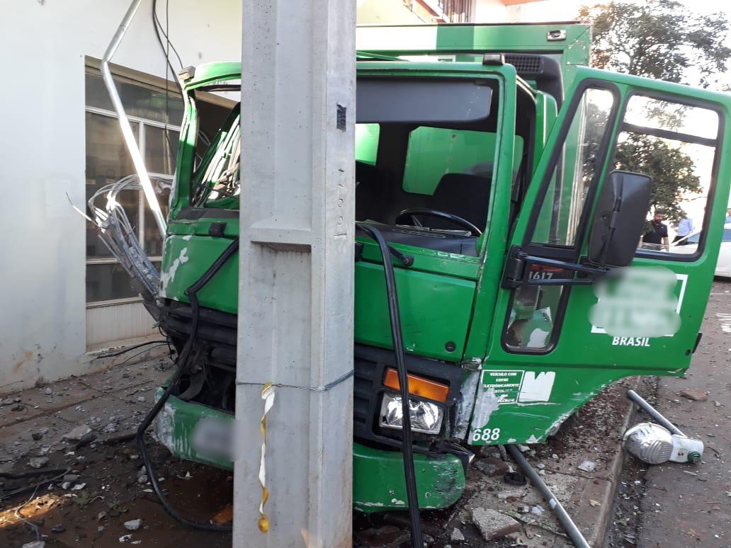 Caminhão desgovernado causou um grave acidente no centro de Pato Branco. (Foto: Olho Vivo Pato Branco/Pato Branco Alerta).