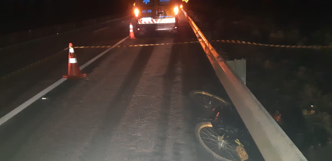  Ciclista que andava no acostamento da BR-116 morre após ser atropelado. (Foto: PRF) 