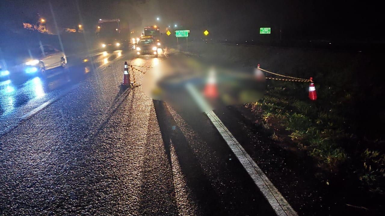  Na contramão, motociclista bate de frente com veículo e morre na hora na BR-376. (Foto: PRF) 